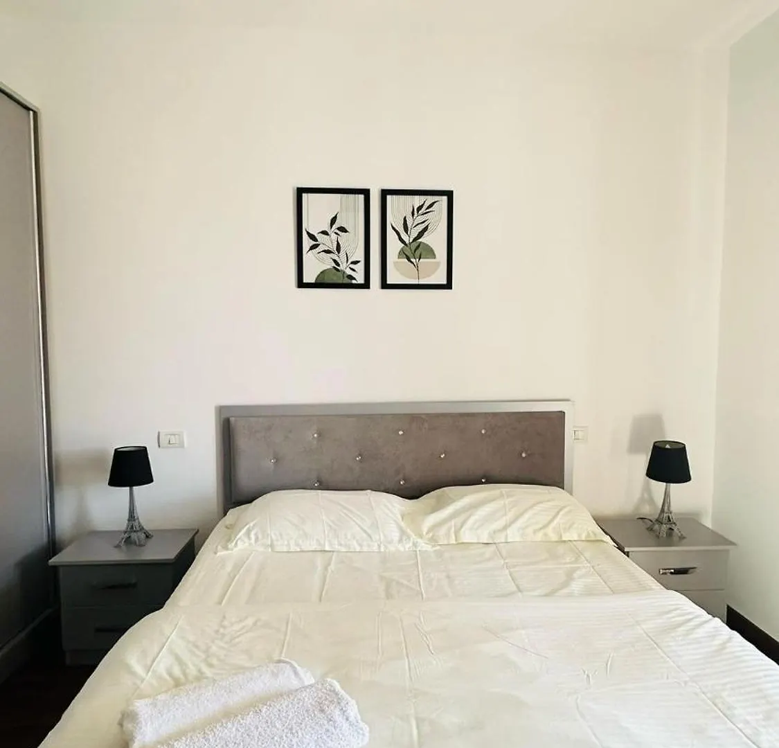 Modern Apartment In The Heart Of Тирана 0*,  Албания
