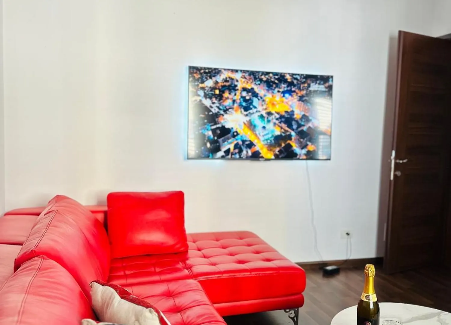 Modern Apartment In The Heart Of Тирана 0*,  Албания